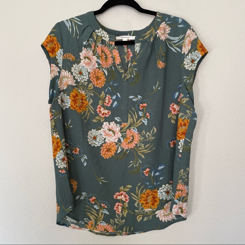 Stitchfix Fun2fun dark sage floral crepe top sz.L